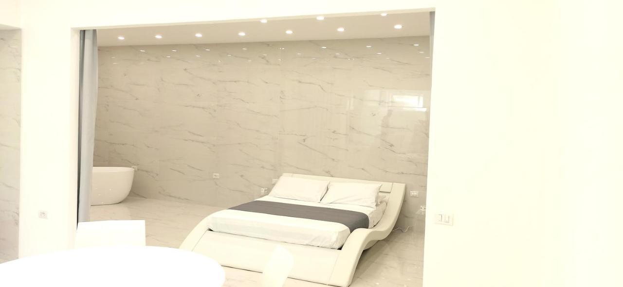 Elegant Basement Suite Orosei Exterior foto